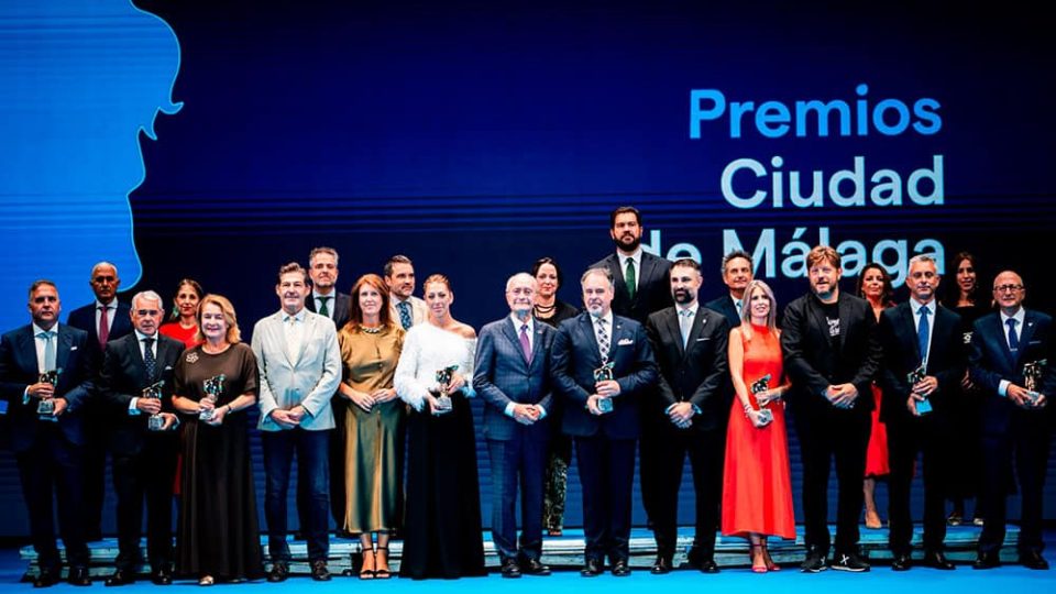 Representantes y protagonistas de los Premios Ciudad de Málaga 2026, tras recibir sus reconocimientos.