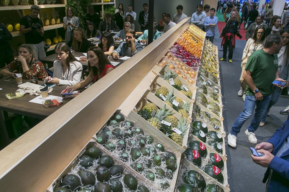 Exposición de aguacates y frutas tropicales durante Fruit Attraction en IFEMA Madrid.
