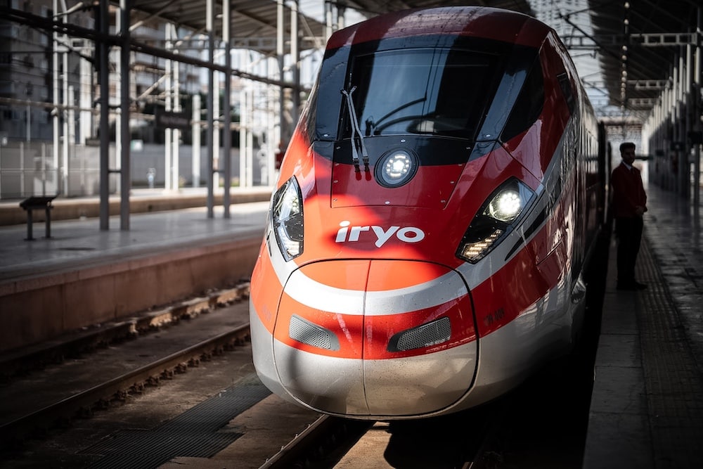 Tren de iryo con el nombre de Málaga.