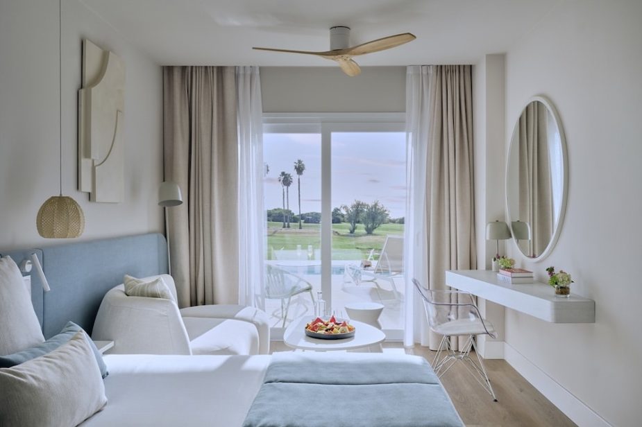 Habitación del nuevo Amàre Beach Hotel Sancti Petri, el principal proyecto de expansión de Fuerte Group en la Costa de la Luz.