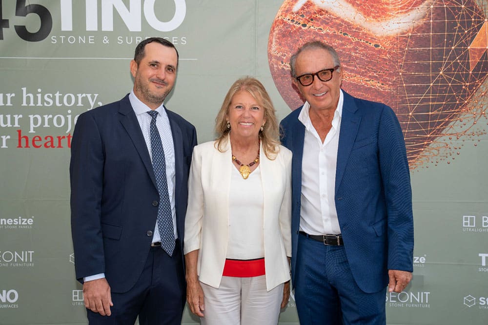 Antonio Valdés Carrillo, Ángeles Muñoz y Antonio Valdés en un momento de la celebración del aniversario de Tino.