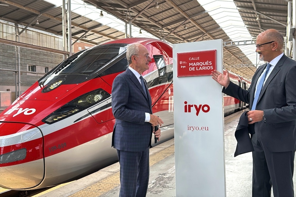 Tren de iryo con el nombre de Málaga.