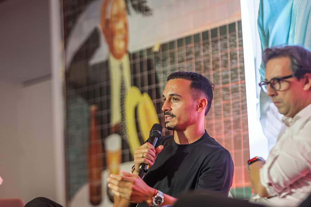 Evento de APECOM con el campeón del Málaga CF.