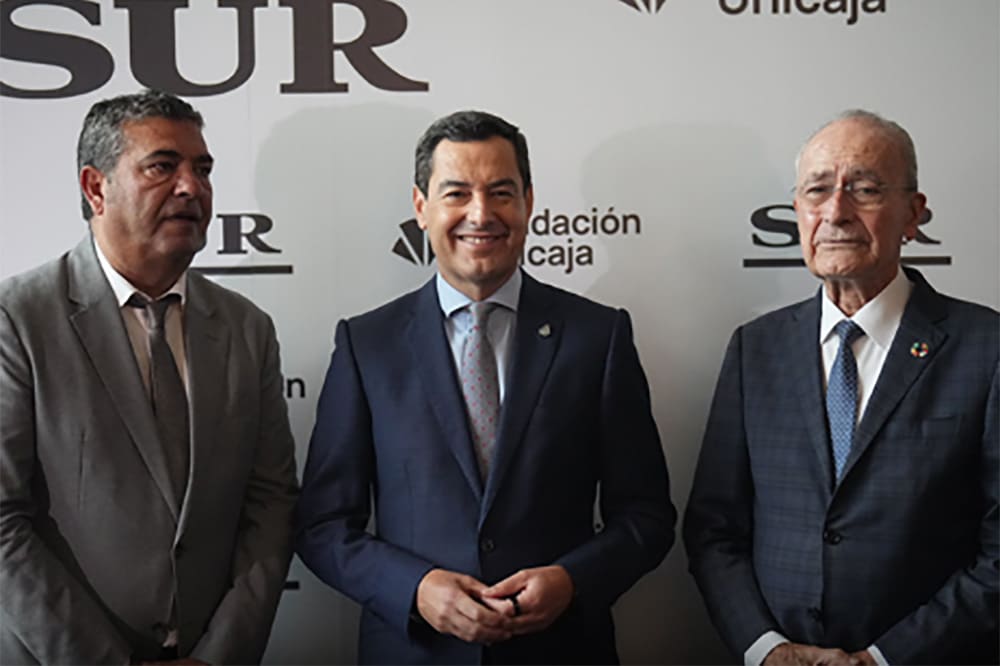 Juanma Moreno junto al director de SUR, Javier Recio, y el alcalde, Francisco de la Torre 