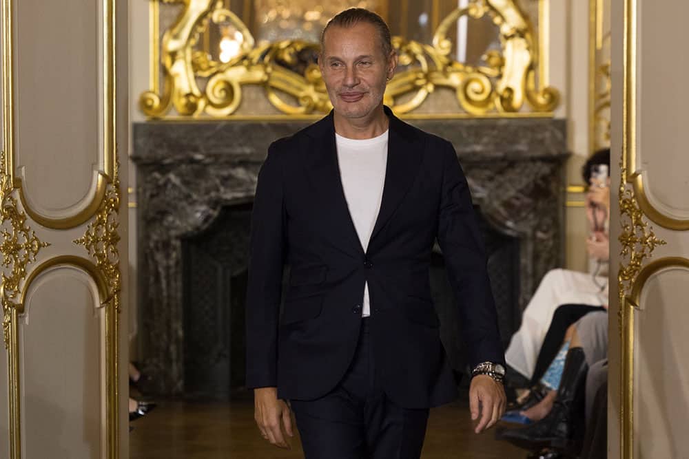 Rafael Urquizar durante uno de sus desfiles, donde presenta sus creaciones y refuerza la proyección internacional de su firma de moda malagueña.
