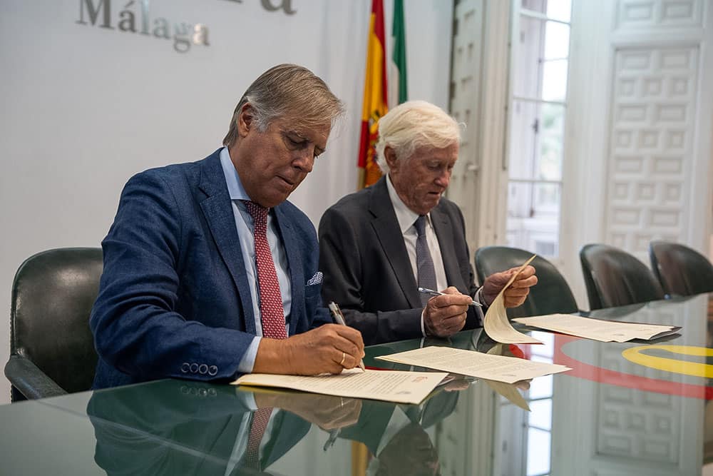 Firma de acuerdo entre la Cámara de Málaga y el Cuerpo Consular.