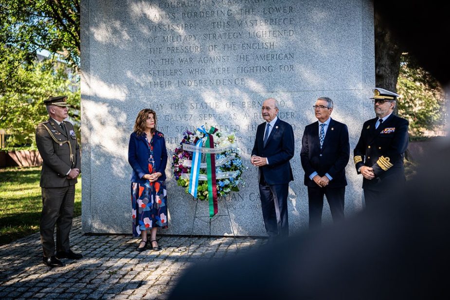 Ofrenda a la figura de Bernardo de Gálvez.