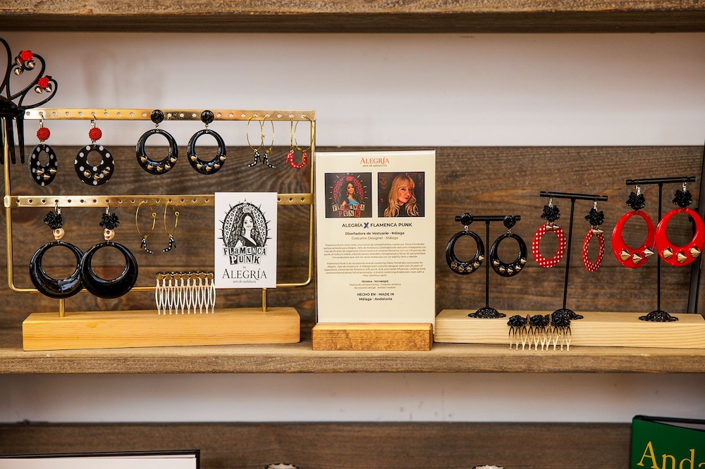 Artesanos unidos para ofrecer al visitante souvenirs con personalidad y tradición.