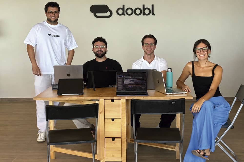 Jaume García, junto a su equipo, todos de Málaga, desde donde han lanzado una app para encontrar aparcamiento.