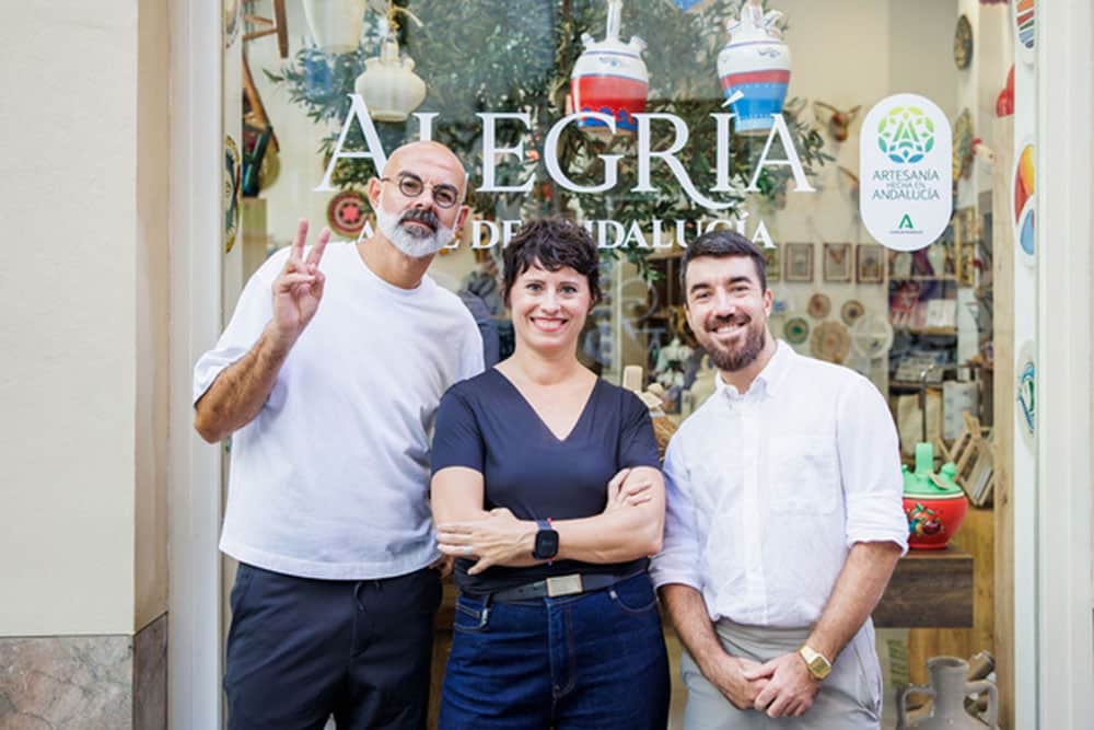 Los tres emprendedores tras la apuesta por Alegría, souvenirs artesanales hechos por andaluces.