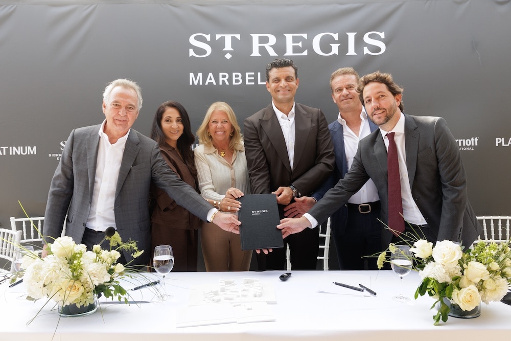 Firma del acuerdo para iniciar las obras de construcción del exclusivo hotel The St. Regis Marbella Resort.