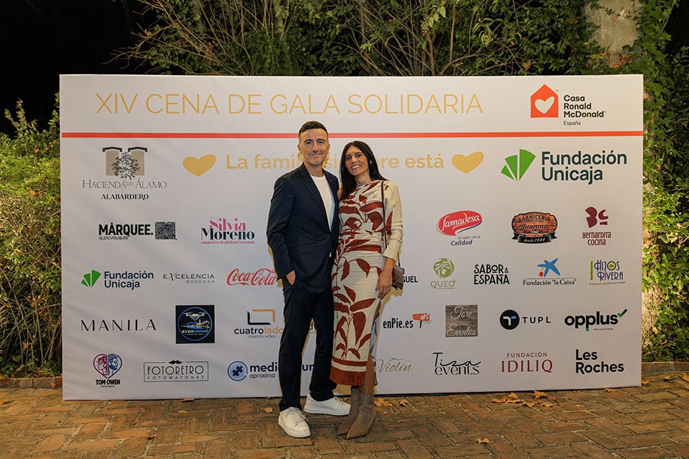 Roberto López, presentador de la gala, junto a Nadia Carbajo en Hacienda del Álamo.