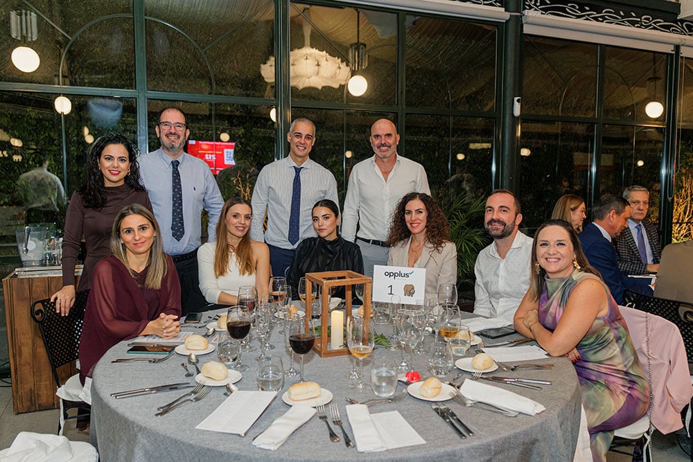 Comensales disfrutan del menú de Alabardero Catering durante la cena solidaria.