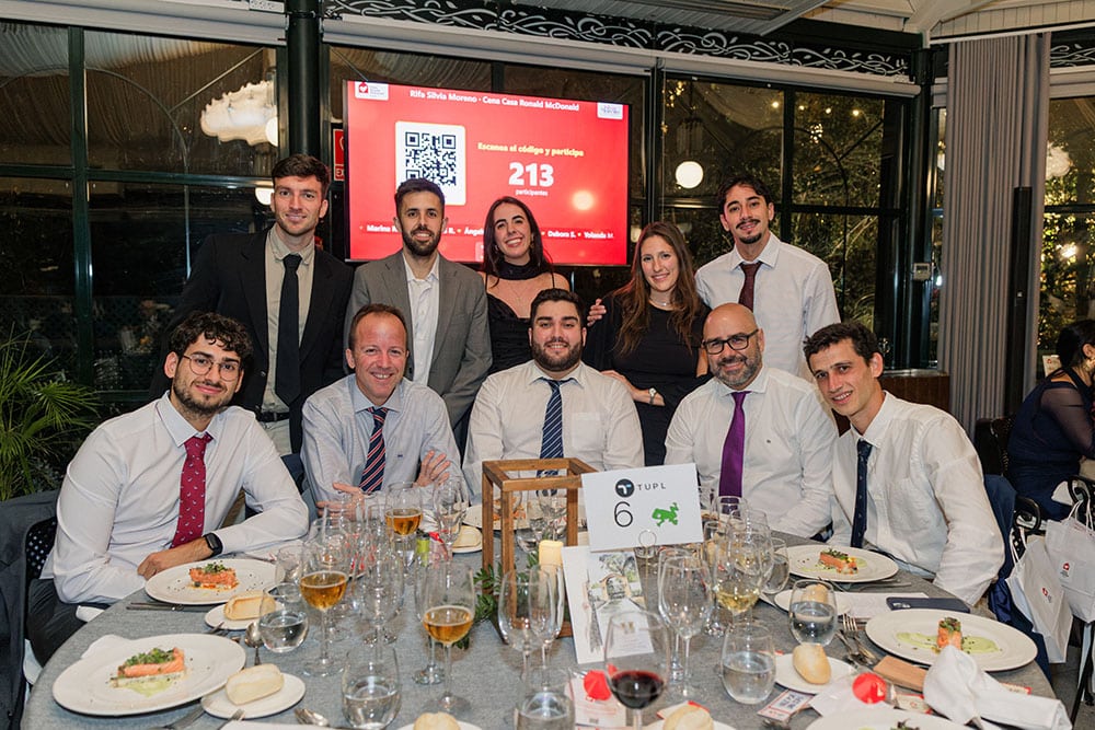 Una de las mesas de la cena de gala solidaria en Hacienda del Álamo.