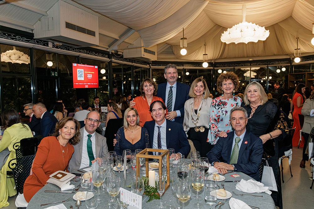 Invitados comparten mesa en la cena benéfica de la Casa Ronald McDonald.