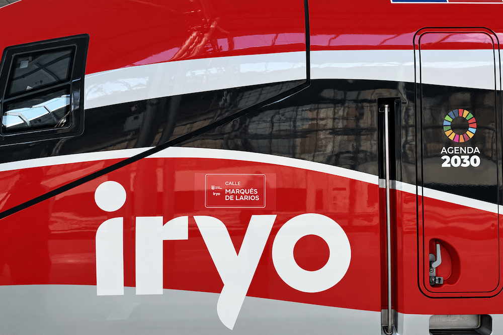 Tren de iryo con el nombre de Málaga.