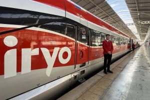 Tren de iryo con el nombre de Málaga.