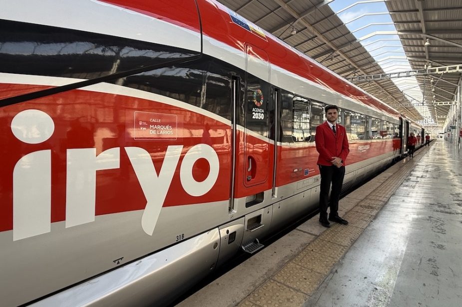 Tren de iryo con el nombre de Málaga.